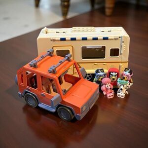 Bluey & Friends Bluey's Heeler Jeep & Caravan Adventure Transforming Play Set